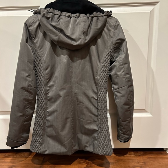 Size 8 ski jacket in gray. Barely worn. High quality with all bells and whistles - Picture 3 of 3